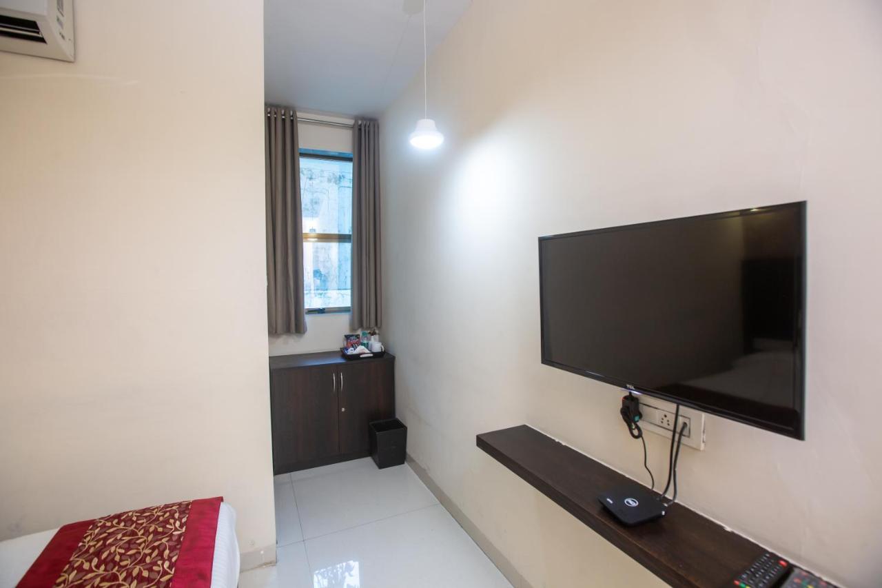 Hotel Singh'S By Wb Inn, Vashi, Нави Мумбай Екстериор снимка