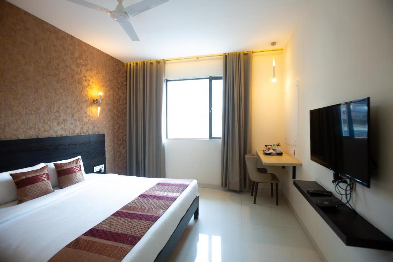 Hotel Singh'S By Wb Inn, Vashi, Нави Мумбай Екстериор снимка